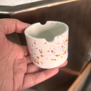 Mini caneca de cerâmica com pintas, mini caneca rústica para enxaguar pincéis de aquarela, presentes de arte em cerâmica exclusivos.