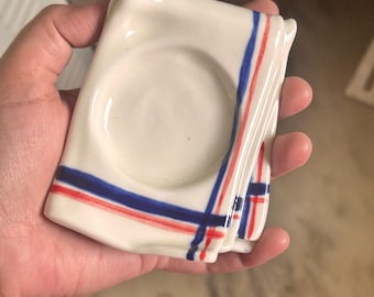 Opgevouwen doek blauwe keramische lepelsteun - handbeschilderd keukendoek lepelsteun - housewarmingcadeau, uniek aardewerkcadeau