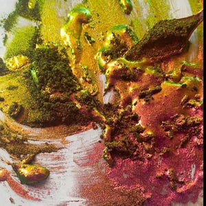 K&ouml;nnte beinhalten: Abstraktes Kunstwerk mit einer Mischung aus Farben. Das Kunstwerk zeigt eine Mischung aus Gold-, Gr&uuml;n- und Rott&ouml;nen, wodurch ein strukturierter und geschichteter Effekt entsteht. Die Farben sind verwirbelt und vermischt, wobei einige Bereiche k&ouml;rniger erscheinen.