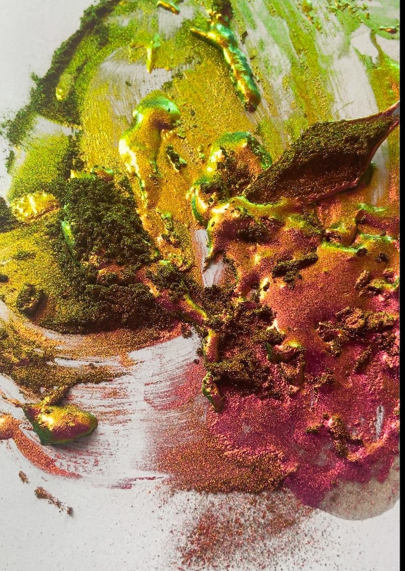 K&ouml;nnte beinhalten: Abstraktes Kunstwerk mit einer Mischung aus Farben. Das Kunstwerk zeigt eine Mischung aus Gold-, Gr&uuml;n- und Rott&ouml;nen, wodurch ein strukturierter und geschichteter Effekt entsteht. Die Farben sind verwirbelt und vermischt, wobei einige Bereiche k&ouml;rniger erscheinen.