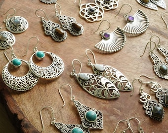 Juego de 5 pendientes colgantes con piedras preciosas misteriosas, pendientes al por mayor, pendientes hippies, acabado en plata antigua, pendientes bohemios.