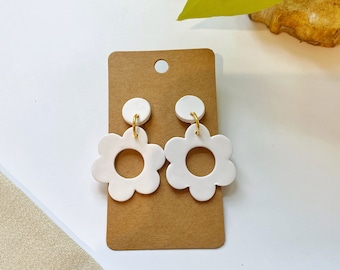 White flower earrings, White Daisy Earrings, 60s earrings, Cute teen earrings, Handmade Polymer Clay Earrings, Summer Jewelry, retro studs