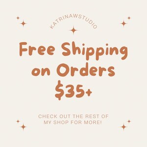 Puede incluir: Un gr&aacute;fico cuadrado con fondo beige claro que presenta el texto KATRINAWSTUDIO en un arco en la parte superior. Debajo, el texto dice Free Shipping on Orders $35+ en marr&oacute;n, seguido de CHECK OUT THE REST OF MY SHOP FOR MORE! Cuatro estrellas.
