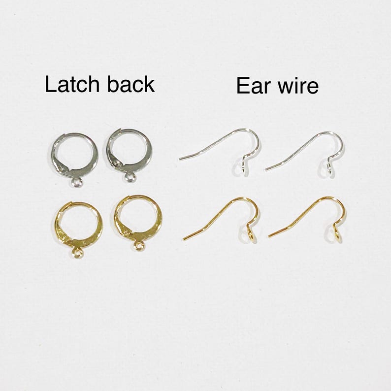 Puede incluir: Una colecci&oacute;n de fornituras para joyer&iacute;a que incluye aros con cierre de palanca y ganchos para pendientes en tonos plata y oro. El texto Latch back aparece sobre los aros, y el texto Ear wire sobre los componentes curvos de gancho.