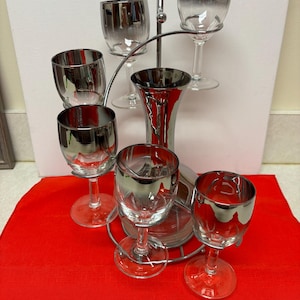 Vintage MCM Cascading Silver Time vinkaraff med stativ och 6 vinglas.