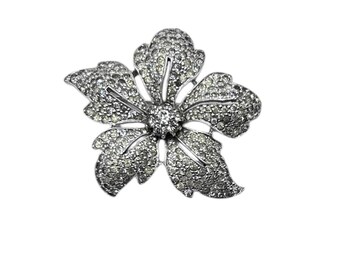 Broche vintage con flor pavé de diamantes de imitación y cristales en tono plateado firmado por Mazer Jomaz