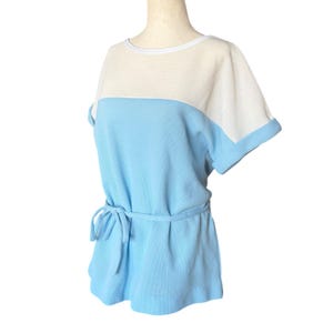 Vintage jaren '70 ACT III kleurblok pastel babyblauw witte T-shirt met kapmouwtjes en gestrikte taille M/L