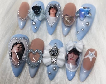 Presse KPOP personnalisée sur les ongles, bleu et blanc nacré, ongles coquette girly, tenue de concert Kpop, exemple Jungkook BTS - cadeau de fin d'études 2024