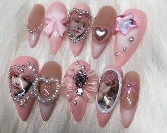 Benutzerdefinierte KPOP Press On Nails Pink & White Pearl Girly Coquette Nails Kpop Konzert Outfit Seonghwa Ateez Beispiel – Abschlussball 2024 Abschlussgeschenk