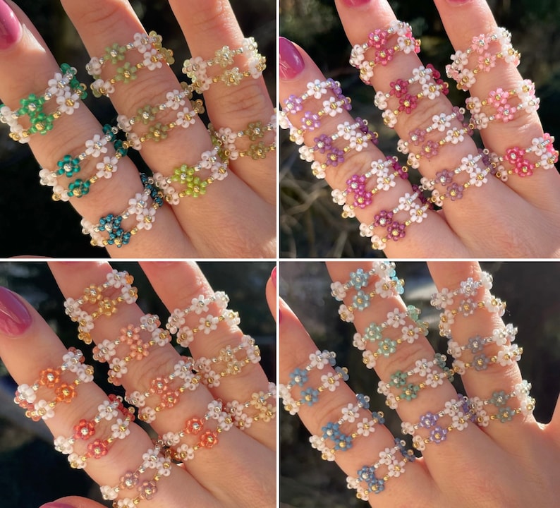 Puede incluir: Un conjunto de seis anillos de cuentas con dise&ntilde;os de flores en varios colores, incluyendo verde, rosa, blanco y azul. Los anillos est&aacute;n apilados en los dedos, mostrando los intrincados patrones florales.