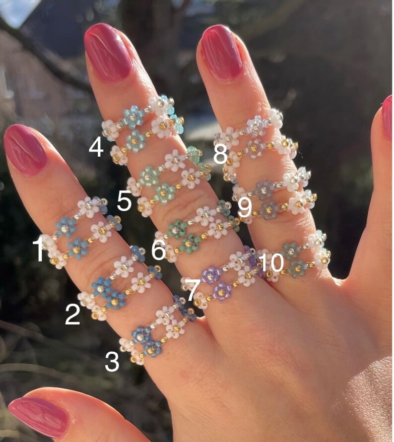 Puede incluir: Diez anillos de cuentas con dise&ntilde;os de flores en varios colores, incluidos azul, verde, morado y blanco. Los anillos est&aacute;n numerados del 1 al 10.