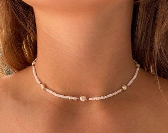 White bead necklace with freshwater pearls | Stainless steel | Choker