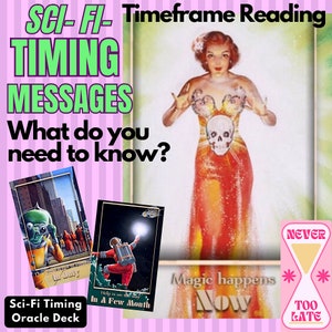 Può includere: Un'illustrazione in stile vintage di una donna con un vestito rosso e un teschio sul petto. Il testo "Magic happens Now" è sotto di lei. Ci sono tre carte con illustrazioni di scene futuristiche e testo che dice "A luglio", "Tra qualche mese", e "Mai troppo tardi".