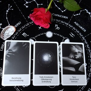 May include: Three tarot cards with black and white images and German text. The card on the left shows a close-up of a person's torso and hands. The middle card shows a white orb with a black background. The card on the right shows a person lying down with their head resting on another person's shoulder. The text on the cards reads "Ber&uuml;hrung Verschmelzung", "Tiefe Emotionen Offenbarung Enth&uuml;llung", and "Tanz Sinnlichkeit Genuss".