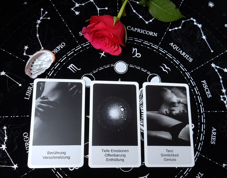 May include: Three tarot cards with black and white images and German text. The card on the left shows a close-up of a person's torso and hands. The middle card shows a white orb with a black background. The card on the right shows a person lying down with their head resting on another person's shoulder. The text on the cards reads "Ber&uuml;hrung Verschmelzung", "Tiefe Emotionen Offenbarung Enth&uuml;llung", and "Tanz Sinnlichkeit Genuss".
