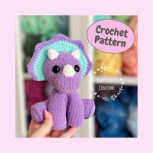 座っているトリケラトプスのティナ - かぎ針編みのパターン