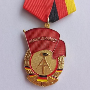 EAST GERMAN REPLICA Banner Of Labour Medal 1954
