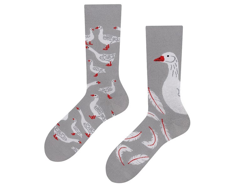 K&ouml;nnte beinhalten: Ein Paar graue Socken mit einem wei&szlig;en G&auml;nsemuster. Die Socken haben rote Akzente auf den G&auml;nsen und Federn.