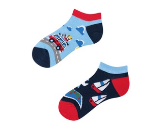 Kurze bunte Kindersocken | Sneaker Socken für Kinder | Tolle Urlaubssocken mit Segelschiff, Flugzeug und Heißluftballon | blaue Kindersocken