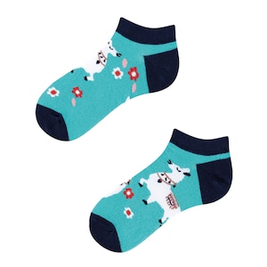 Può includere: Un paio di calzini da caviglia blu turchese con un design di lama bianco e fiori rossi. I calzini hanno un tallone e una punta blu navy.