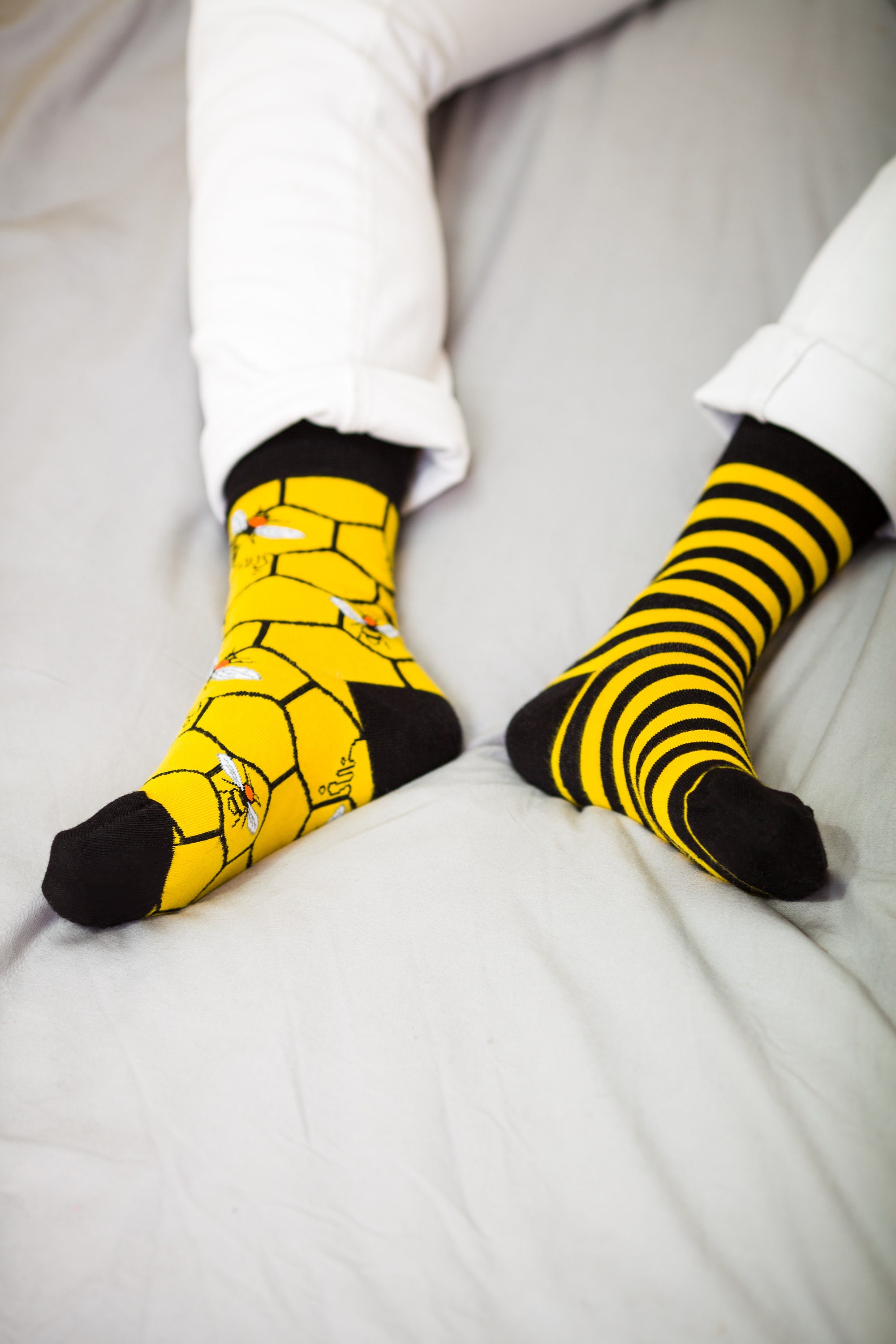 Calcetines amarillos con diseño de abejas de Accessorize