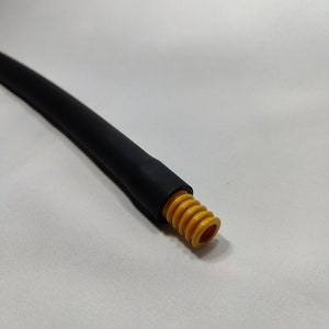 Peut inclure: Un tube flexible noir avec une extrémité enroulée jaune.