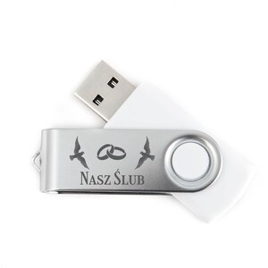 Könnte beinhalten: Ein silberner USB-Stick mit einer weißen Kappe. Der Stick ist mit zwei Vögeln und zwei Ringen verziert, auf denen der Text "NASZ ŚLUB" eingraviert ist.