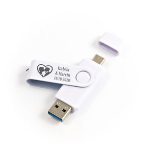 Może przedstawiać: Biała pamięć USB z sercem i napisem "Izabela & Marcin 16.10.2020".