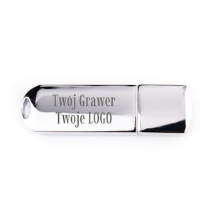 Könnte beinhalten: Ein silberner USB-Stick mit dem Text "Twój Grawer Twoje LOGO" auf der Vorderseite.