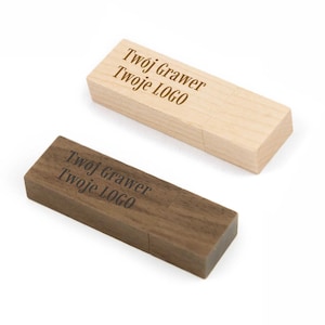Könnte beinhalten: Zwei USB-Sticks aus Holz mit dem eingravierten Text "Twój Grawer Twoje LOGO". Ein Stick ist hellbraun, der andere dunkelbraun.