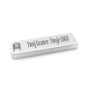 Może przedstawiać: Srebrny metalowy pendrive z wygrawerowanym tekstem "Twój Grawer Twoje LOGO".