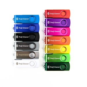 Könnte beinhalten: Ein Set mit 12 bunten USB-Sticks, auf denen jeweils der Text "Twój Grawer" steht.