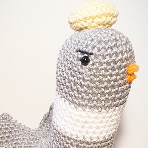 Handgehäkeltes Kuscheltier – Sanfte, friedliebende & freundliche Taube "Ted", 21 cm Amigurumi, perfektes Geschenk für Sammler und Taubenfans