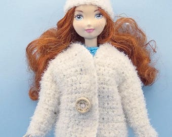 Vestito all'uncinetto fatto a mano per una bambola da 30 cm - Giacca e cappello morbidi - Set accogliente - Fatto a mano - Regalo per gli amanti delle bambole