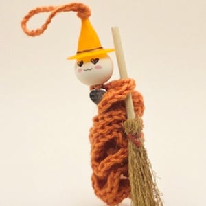 Amigurumi Glückswümchen Hexe gehäkelt aus Baumwolle, handmade Geschenk und Dekoration, ca. 7 cm Glücksbringer & Taschenbaumler
