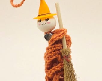 Glückswürmchen Hexe (7 cm) – Gehäkelter Glücksbringer aus Baumwolle – Taschenbaumler