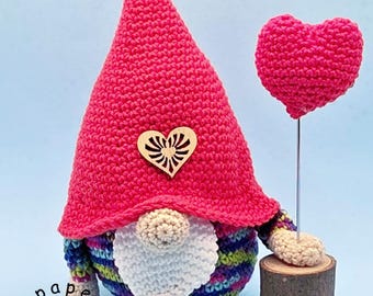 Gehäkelter Wichtel Wido Amigurumi aus Baumwolle | Valentinstag Deko | 17 cm