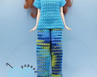 Vestito per bambola fatto a mano all'uncinetto per una bambola da 30 cm – Elegante set di pantaloni e maglietta – in cotone – Regalo per gli amanti delle bambole