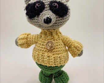 Waschbär Walt (15 cm) gehäkeltes Amigurumi aus Baumwolle und Schurwolle, handgemachtes Geschenk, Dekoration, Geschenkidee, Dekoartikel