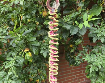 Gehäkelte Windspirale mit Schmetterling 60 cm | Handgemachte Fenster- & Balkondeko aus Baumwolle