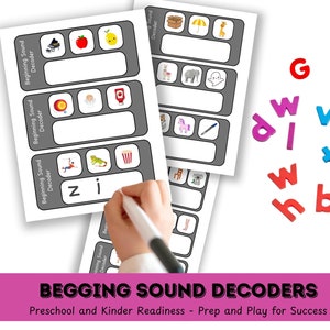 Op de afbeelding: Een set van 34 afdrukbare werkbladen voor de voorbereiding op de kleuterklas en de basisschool. De werkbladen bevatten beginklankdecoders met kleurrijke illustraties en de woorden "Beginklankdecoder" bovenaan elke pagina. De werkbladen zijn ontworpen om kinderen te helpen de klanken van letters te leren en hun fonetische vaardigheden te oefenen. De afbeelding toont ook kleurrijke magnetische letters.