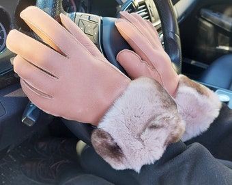 Guantes de invierno de cuero de oveja rosa con puños con adornos de piel, accesorio cómodo y moderno para clima frío para ella