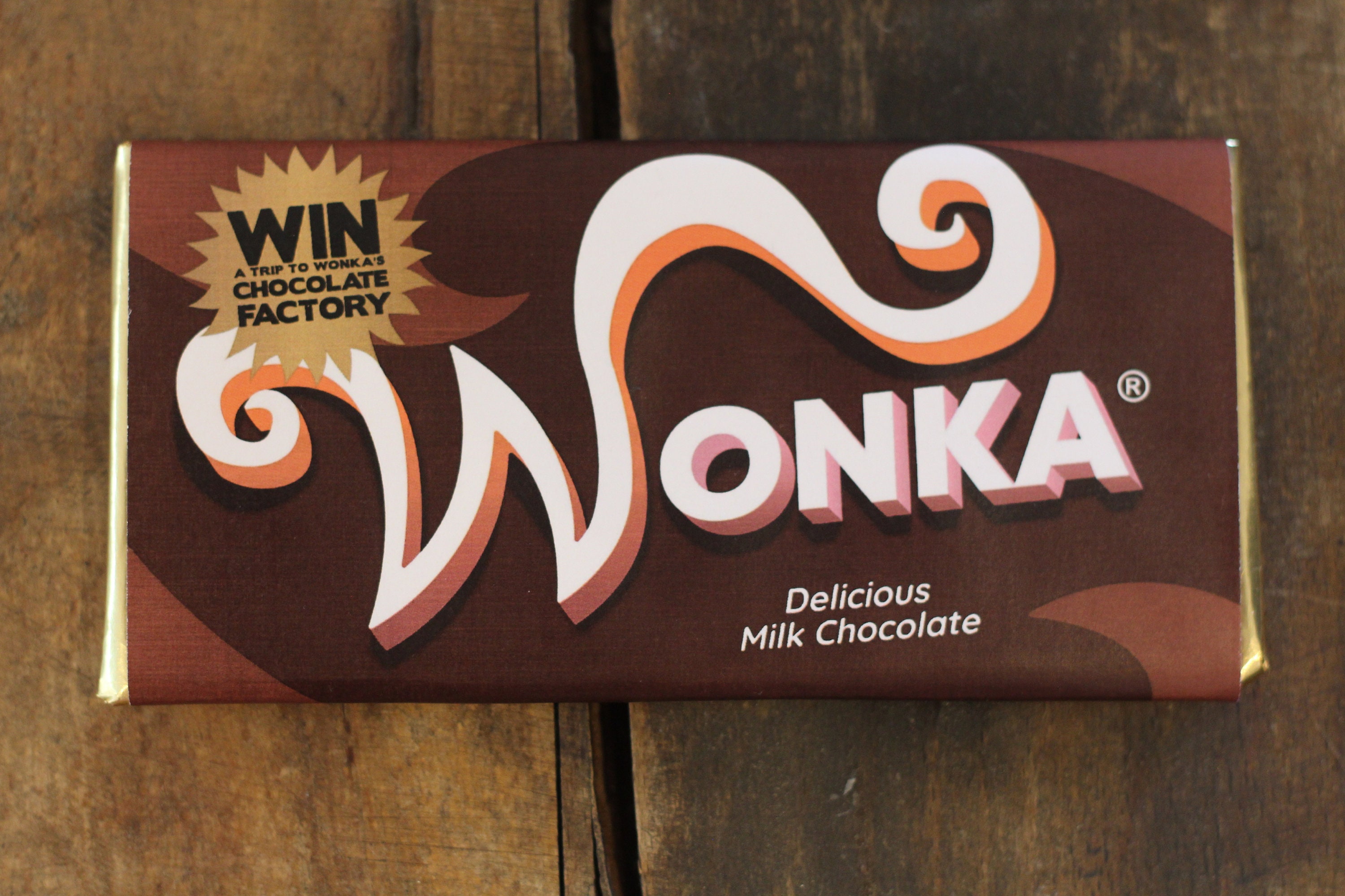 Candy Factory - La célèbre tablette de chocolat au lait WONKA qui sort tout  droit de l'usine de Willy Wonka comme dans le film Charlie et la  chocolaterie accompagner du Ticket d'Or !