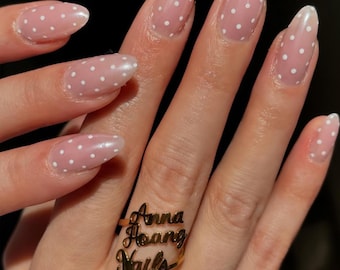 Uñas postizas rosas con lunares y perlas / Hechas a mano, personalizadas, estilo Clean Girl. Idea de regalo.