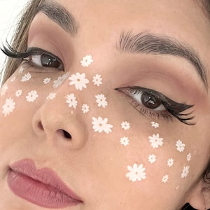 Trucco tatuaggio viso margherita/ Lentiggini finte temporanee con fiori/ Tatuaggio per feste e festival/ Accessori per festival