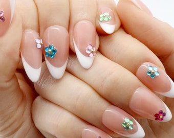 Uñas postizas con flores de diamantes de imitación y puntas francesas / Acrílico falso