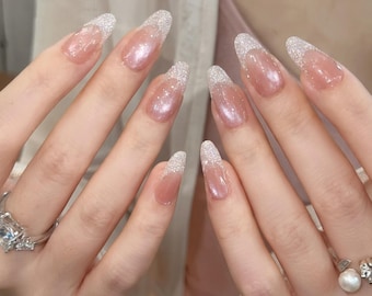 Uñas postizas cortas ovaladas con punta francesa y purpurina acrílica, de presión.