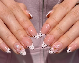 Uñas postizas francesas con diseño de flores 3D y lunares: Hechas a mano y personalizadas.
