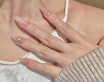 Uñas postizas blancas con forma de corazón de cristal degradado / Hechas a mano con calidad de salón
