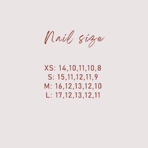 Puede incluir: Fondo beige claro con las palabras "Nail size" en fuente cursiva marr&oacute;n. Debajo, medidas de tallas de u&ntilde;as para XS, S, M y L, con valores num&eacute;ricos correspondientes para cada talla. El texto es de color marr&oacute;n.